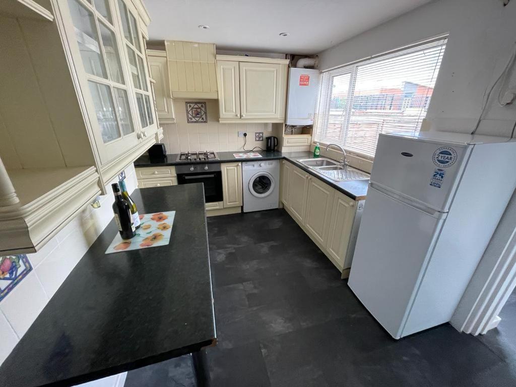 Hindley Cheerful 2 Bedroom House מראה חיצוני תמונה